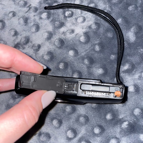 Canon PowerShot ELPH 360 HS Camera + Accessories - Picture 9 of 16